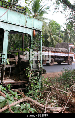 L'arrêt de bus accidenté envahi par la route nationale près de Kollam Kerala Inde Banque D'Images