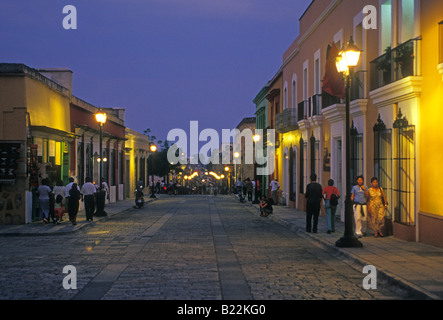 Les mexicains, les Mexicains, marche, Macedenio Macedenio Calle Alcala, la rue Alcala, Oaxaca, Oaxaca de Juarez, l'état d'Oaxaca, Mexique Banque D'Images