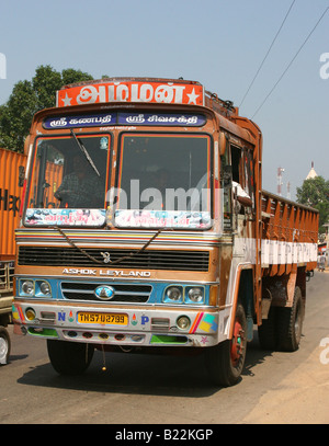 Ashok Leyland truck sur le bord de la route près de Kasaragod Kerala Inde Banque D'Images