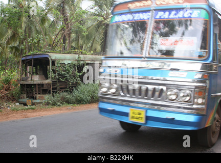 Des vitesses de bus de décoration bus détruit passé sur l'autoroute nationale près de Kollam Kerala Inde Banque D'Images