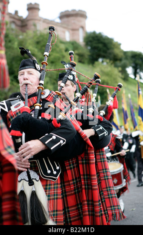 Ville d'Inverness, en Écosse. Inverness Royal British Legion cornemuses défilent à travers la ville. Banque D'Images