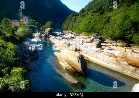 Rocky préalpes ruisseau dans la vallée à distance du Val Verzasca, près de lavertezzo , Tessin Banque D'Images