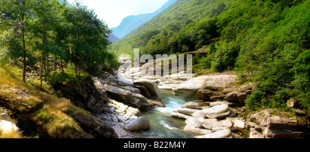 Rocky préalpes ruisseau dans la vallée à distance du Val Verzasca, près de lavertezzo , Tessin Banque D'Images