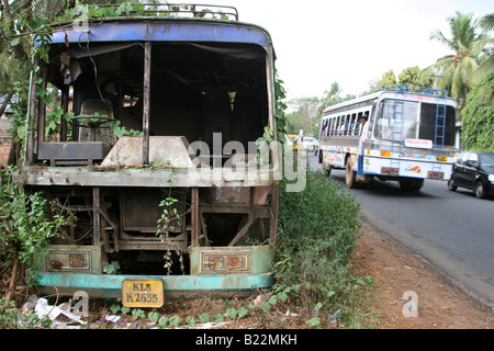 L'arrêt de bus accidenté envahi par la route nationale près de Kollam Kerala Inde Banque D'Images