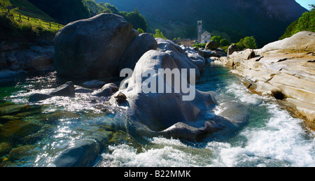 Rocky préalpes ruisseau dans la vallée à distance du Val Verzasca, près de lavertezzo , tessin Suisse Banque D'Images