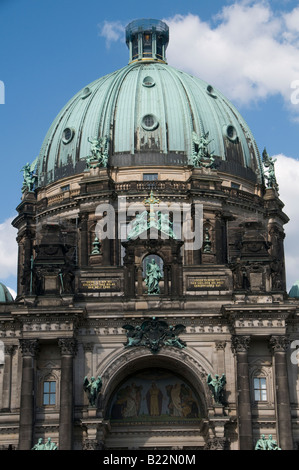 Extérieur de la cathédrale de Berlin également connue sous le nom de la paroisse évangélique suprême et de la Collégiale située sur l'île des musées Berlin Allemagne Banque D'Images