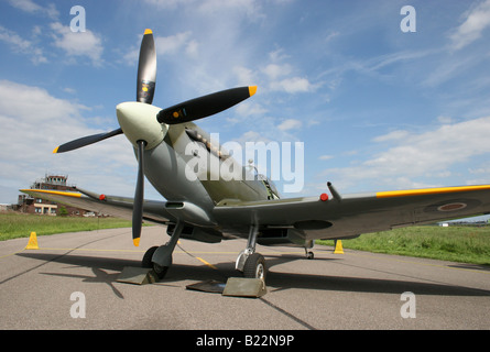 Spitfire LF MkIX Esprit de Kent à RAF Manston Banque D'Images