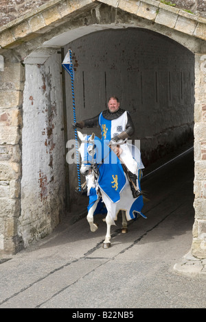 Scottish Knight sur un chargeur blanc ; cavalier monté de la Scottish Historical Saltaire Society, fort George, Ardersier, Écosse royaume-uni Banque D'Images