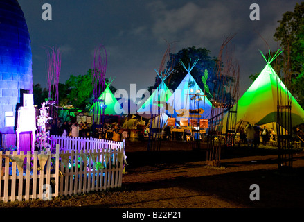 Tentes tipi Nuit au Glastonbury Festival Pilton Somerset UK Europe Banque D'Images