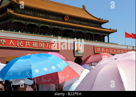 Les touristes avec des parasols à pied en face de la porte Tiananmen à Beijing en Chine. 12-JUIL-2008 Banque D'Images