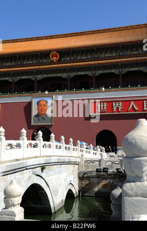 Des ponts sur le fossé à l'entrée de la porte Tiananmen, la Cité Interdite à Beijing en Chine. 12-JUIL-2008 Banque D'Images