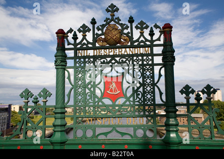 La ville de Crest Wearmouth Bridge à Sunderland, en Angleterre. La ville devise 'Nil Desperandum, Auspice Deo' est dans la crête. Banque D'Images