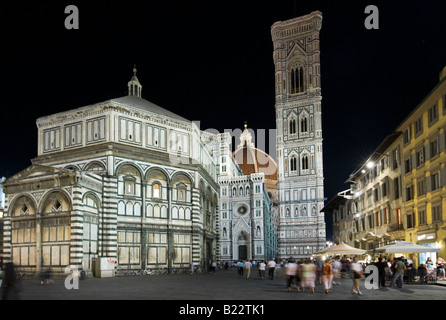 Basilica di Santa Maria del Fiore, Le Campanile de Giotto' et la cathédrale de nuit, la Piazza San Giovanni, Florence, Toscane, Italie Banque D'Images