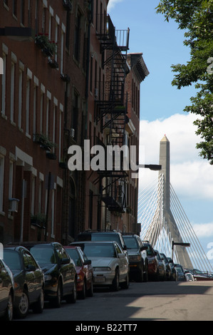 La Leonard P. Zakim Bunker Hill Bridge en arrière-plan dans l'Extrémité Nord Boston, Massachusetts. Banque D'Images