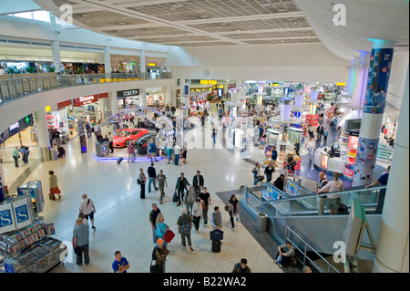 L'aéroport de Gatwick, North Terminal, Départs, Centre Commercial. Banque D'Images