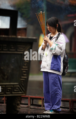 Fille avec de l'Encens Bâtons Yonghegong Lama Temple Beijing Chine Banque D'Images