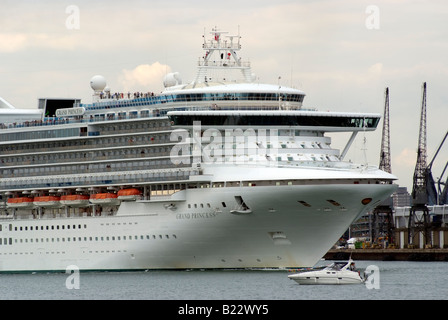 Le Grand Princess Cruise ship sur Southampton Water sous un ciel gris et lourd le sud de l'Angleterre, Royaume-Uni Banque D'Images