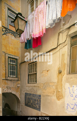 Lave-linge en train de sécher dehors dans le quartier d'Alfama, Lisbonne, Portugal. Banque D'Images