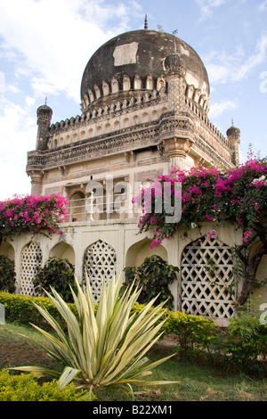 Le mausolée à coupole de Muhammad Quli Qutb Shah (1580-1611) sur le site de l'Qutb Shahi Kings à Golconde, en Inde. Banque D'Images