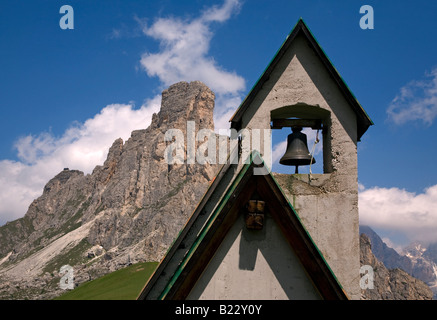 Clocher de la petite chapelle au sommet du col Giau, avec le pic de Ra Gusela en arrière-plan. Près de Cortina d'A Banque D'Images