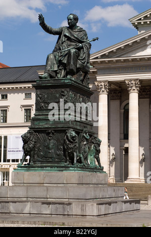 La statue de la Bavière, le premier roi du Max JE Joseph sur Max-Joseph-Platz à Munich. Il se tient devant le Théâtre National de Bavière. Banque D'Images