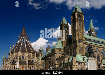 Coin nord de l'Édifice du Centre Chambre des communes de la colline du Parlement l'assemblée législative du gouvernement fédéral à Ottawa avec rénovation Bibliothèque et ciel bleu Banque D'Images