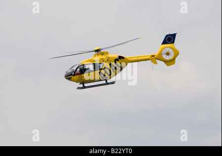 Un hélicoptère de sauvetage aérien Airbus H145 (EC145 T2) de l'association allemande ADAC Motoring survolant dans le ciel en Allemagne Banque D'Images