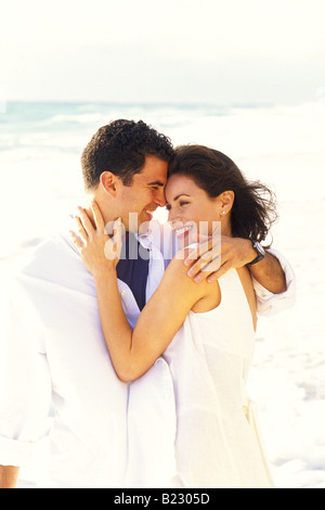 Jeune couple romancing sur la plage Banque D'Images