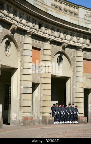 La préparation de la relève de la garde à l'extérieur de la KUNGLIGA SLOTTET ou Palais Royal, Gamla Stan, Staden Island, Stockholm, Suède. Banque D'Images