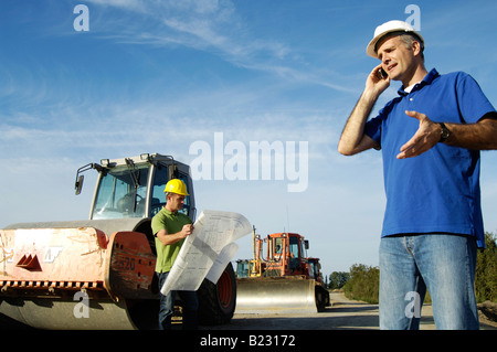 Site manager using mobile phone Banque D'Images