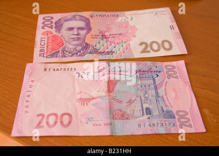 Billets ukrainiens de 200 Hryvnia disposés sur un tableau. Banque D'Images