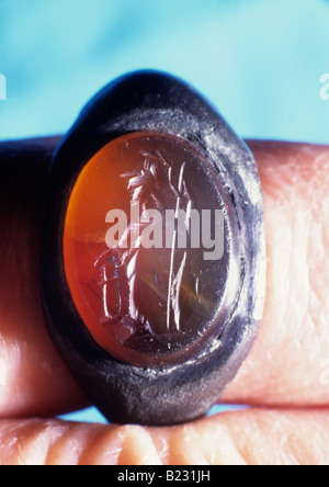 Bague intaille en cornaline avec Romain de Mars le dieu de la guerre. Banque D'Images