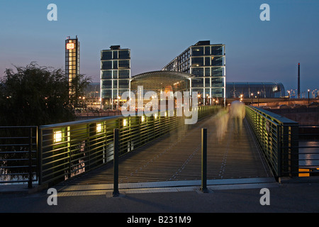 La passerelle menant à la station de chemin de fer Gustav-Heinemann-Brucke nouvelle gare centrale de Berlin Hauptbahnhof Berlin Allemagne Banque D'Images