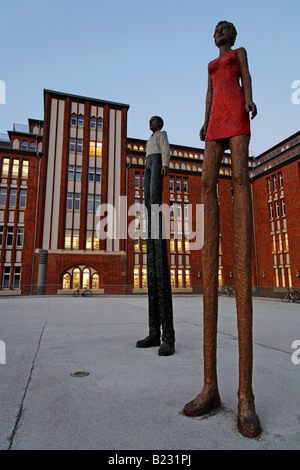 Les statues de bronze en face de bibliothèque Arno-Schmidt-Platz Huehnerposten Buecherhallen offentliche Hamburger Hamburg Allemagne Banque D'Images