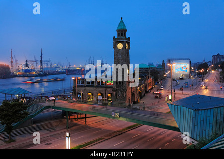 Tour de l'horloge à Port St Pauli Landungsbrucken St Pauli Elbe Hamburg Allemagne Banque D'Images