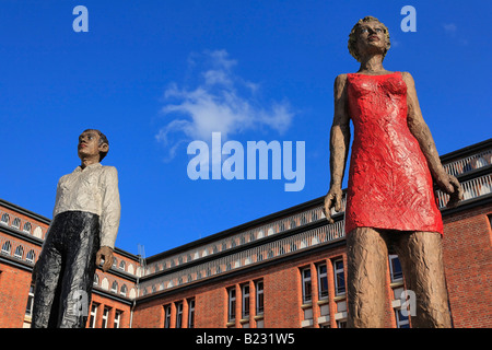 Les statues de bronze en face de bibliothèque Arno-Schmidt-Platz Huehnerposten Buecherhallen offentliche Hamburger Hamburg Allemagne Banque D'Images