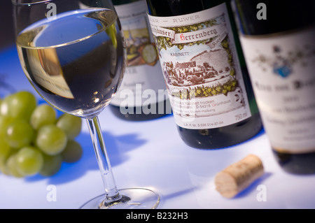 Close-up de bouteilles et de verre de vin blanc Banque D'Images