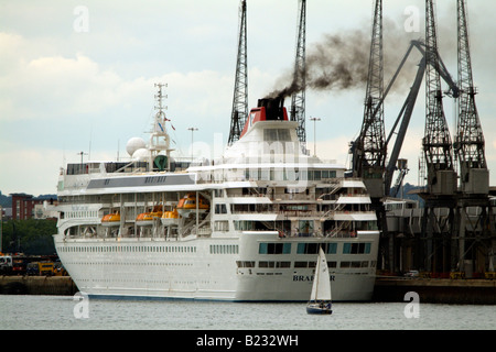 Braemar crusie navire aux côtés des quais de Southampton en Angleterre juste après avoir eu un reposer et l'allongement Banque D'Images