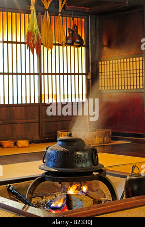 L'intérieur d'un plateau/bouilloire Gassho zukuri traditionnelle maison de ferme village Shirakawa site du patrimoine mondial de l'UNESCO au Japon Banque D'Images
