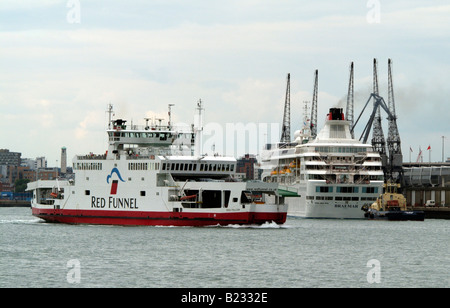 Braemar crusie navire aux côtés des quais de Southampton en Angleterre un passage des ferries Red Funnel RoRo Banque D'Images