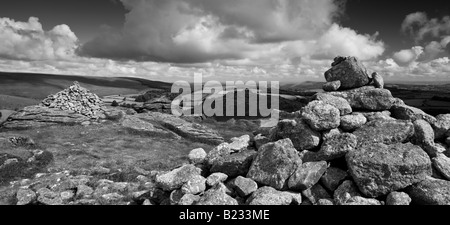 Des cairns sur le sommet d'Chinkwell Tor Dartmoor National Park Devon, Angleterre Banque D'Images