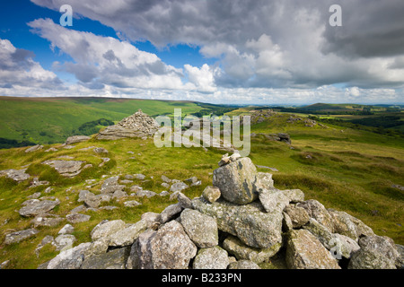 Des cairns sur le sommet d'Chinkwell Tor Dartmoor National Park Devon, Angleterre Banque D'Images