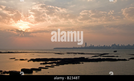 Vue sur la baie de Marine Drive Retour vers Malabar Hill, Mumbai, Maharashtra, Inde Banque D'Images