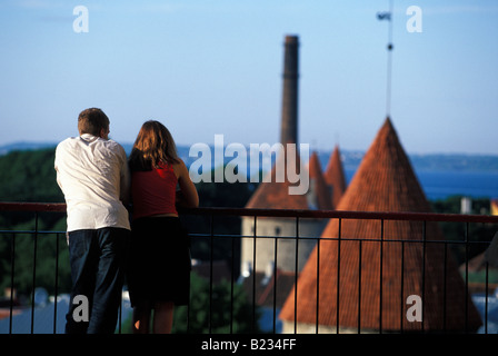 Couple à la recherche sur les murs de la ville médiévale de Tallinn Estonie Banque D'Images