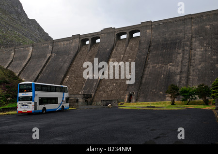 Barrage de ben crom et bus vallée silencieux réservoir d'eau avec en arrière-plan les montagnes de Mourne County Down Irlande Banque D'Images