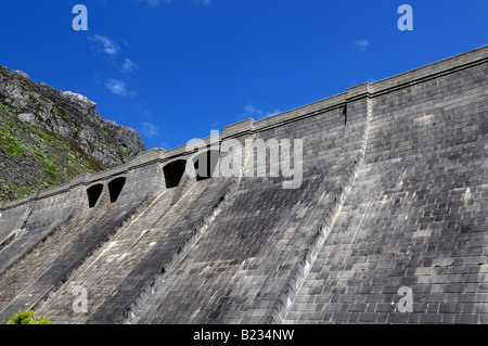 Ben crom dam partie de silent valley réservoir d'eau avec en arrière-plan les montagnes de Mourne County Down Irlande Banque D'Images