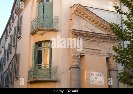 Partie d'un temple romain d'origine reste debout dans un immeuble moderne en place du Forum à Arles en Provence France Banque D'Images