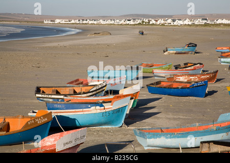 Bateaux Bakkie tiré vers le haut sur la plage de Paternoster Western Cape Afrique du Sud Banque D'Images