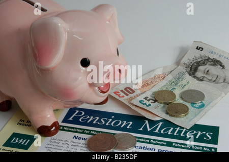 Entreprise Type pension mensuelle news letter avec de l'argent et tirelire. Banque D'Images