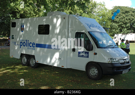 Mobile Police van stationné dans un champ Banque D'Images